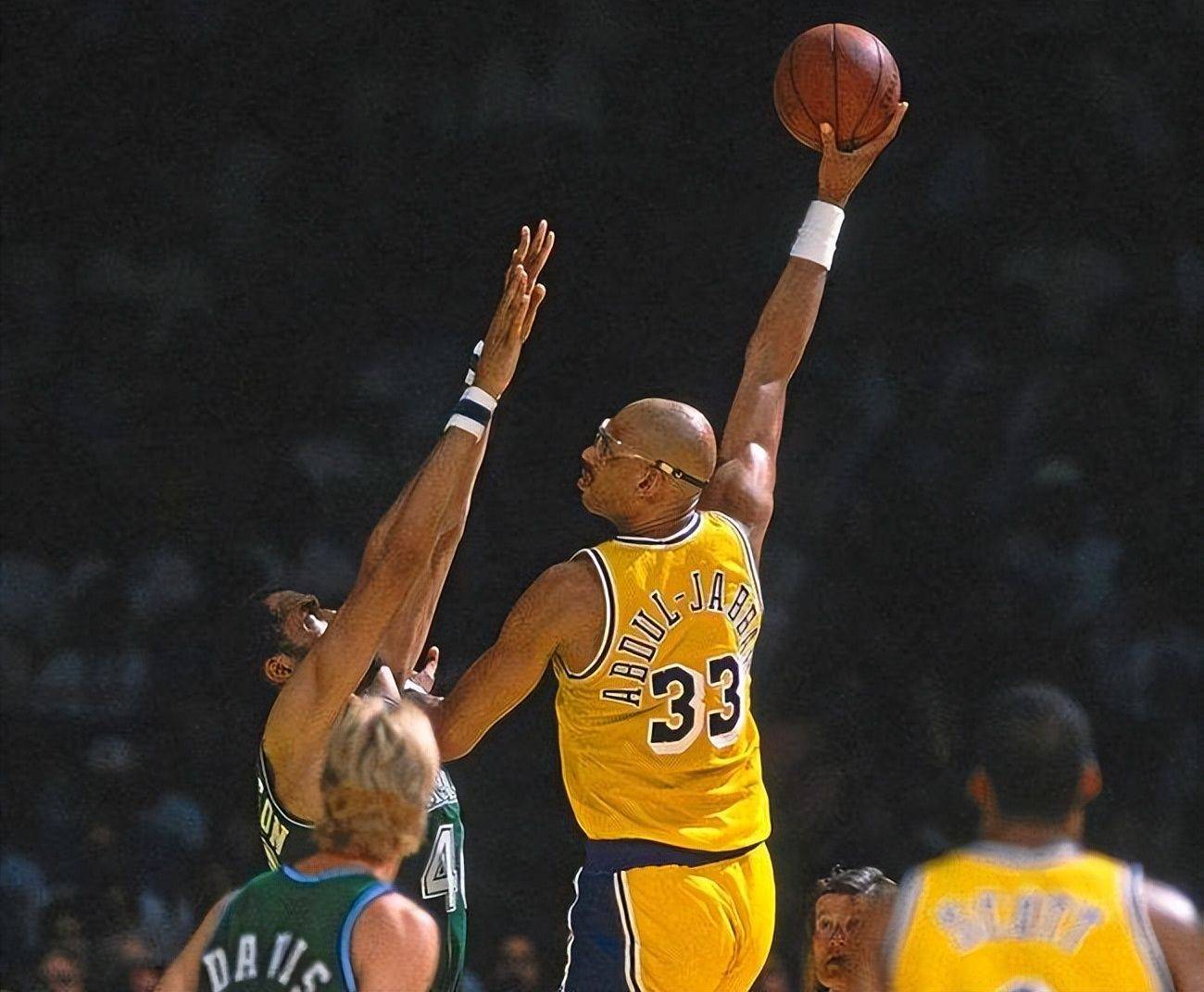 官方:莱斯特城与24岁后卫卢克-托马斯续约至2029年